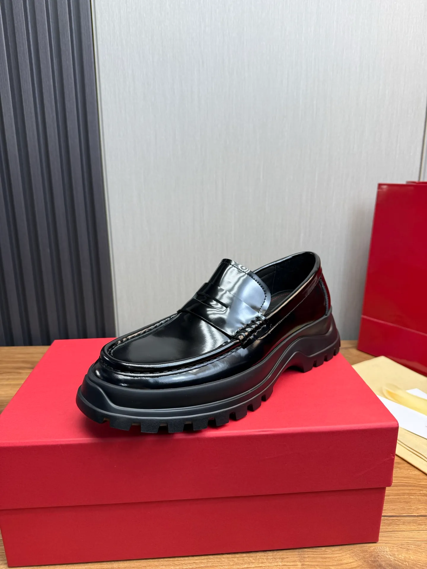Men's shoes 💰880💰 Ferragamo. [Ferragamo] Men's Loaf leather shoes, the latest hot style, 1:1 original purchase quality, top quality, imported open-edge beaded cowhide leather on the upper, hand-made three-dimensional stitching highlights the round toe design, the inner feet are made of imported cowhide, with original wear-resistant rubber outsole, matching code 39-44, (38, 45 custom-made, non-refundable)